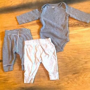Simple Joys by Carter’s onesie and pants set 0-3 mo.
